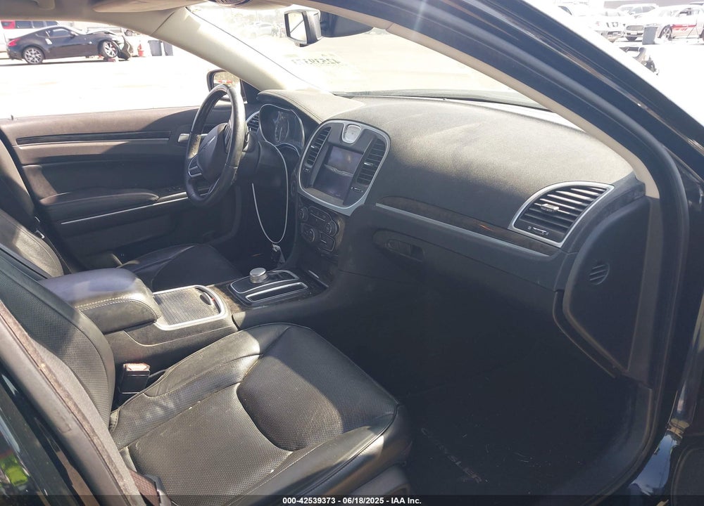 2019 CHRYSLER 300 LIMITED VIN: 2C3CCAEG4KH690581