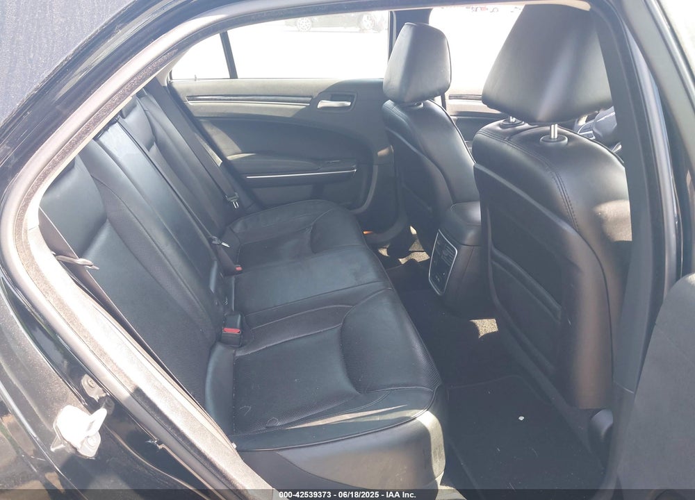2019 CHRYSLER 300 LIMITED VIN: 2C3CCAEG4KH690581