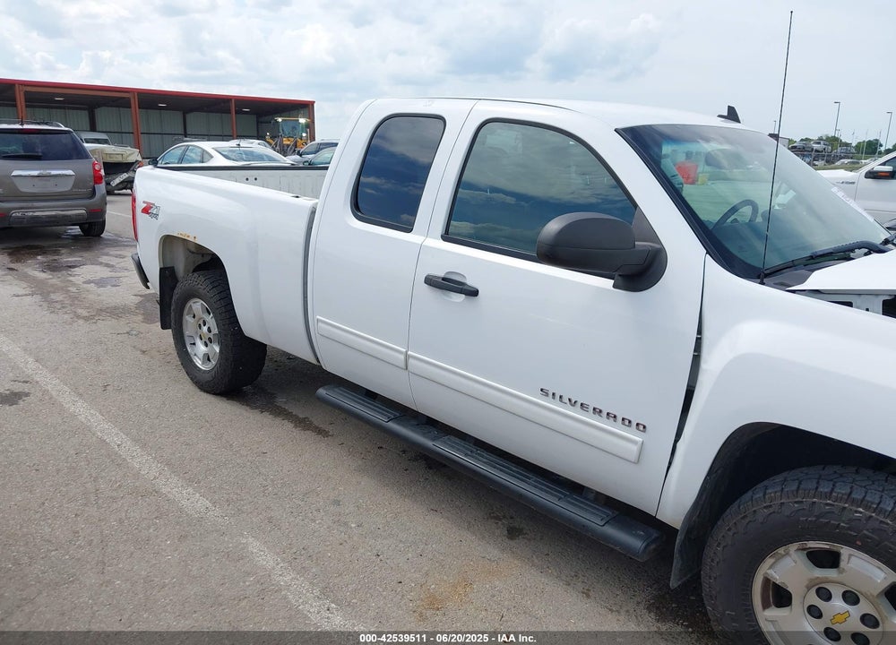 2013 CHEVROLET SILVERADO 1500 LT VIN: 1GCRKSE74DZ258171