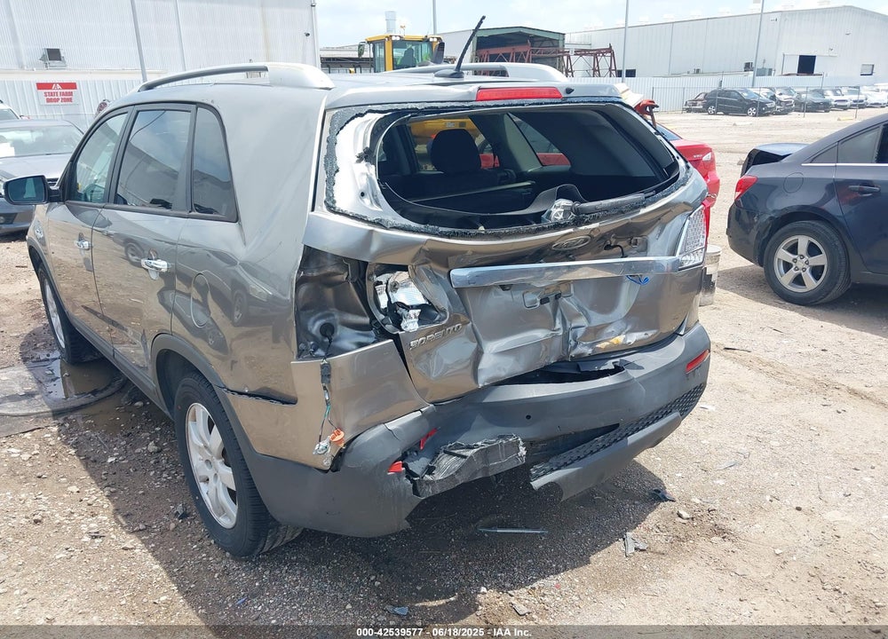 2011 KIA SORENTO VIN: 5XYKT3A13BG172805