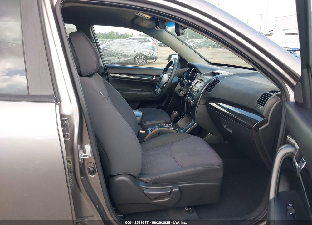 2011 KIA SORENTO VIN: 5XYKT3A13BG172805