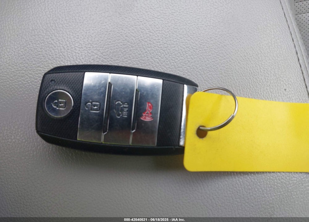 2016 KIA SORENTO 3.3L SX VIN: 5XYPKDA54GG121581
