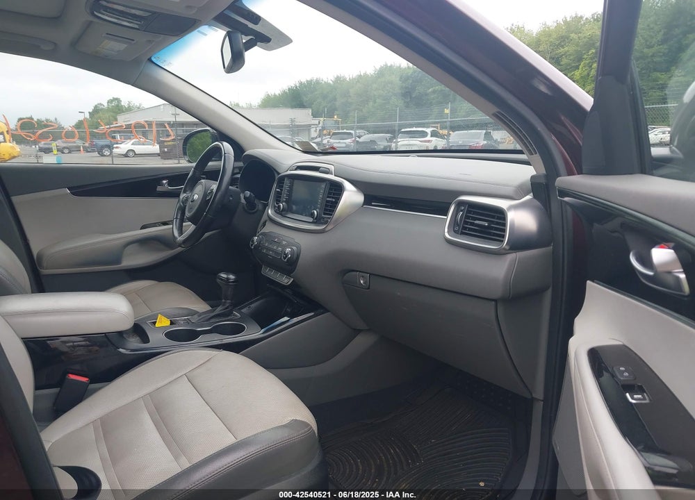 2016 KIA SORENTO 3.3L SX VIN: 5XYPKDA54GG121581