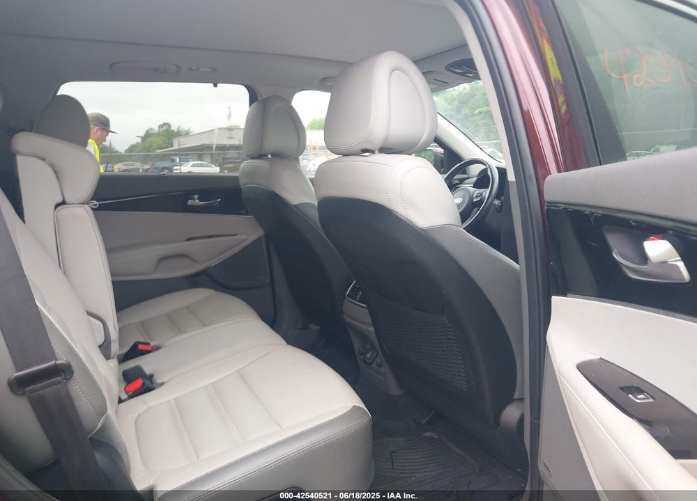 2016 KIA SORENTO 3.3L SX VIN: 5XYPKDA54GG121581