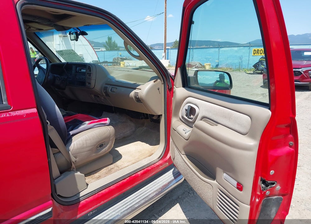 1996 CHEVROLET TAHOE C1500 VIN: 1GNEC13R0TJ307901