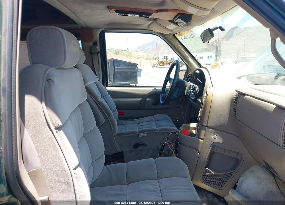 1998 CHEVROLET ASTRO UPFITTER PKG. VIN: 1GBEL19WXWB145686