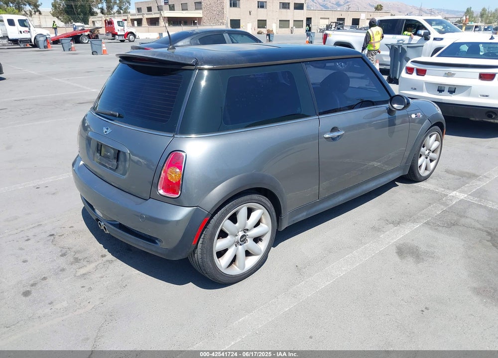 2004 MINI COOPER S VIN: WMWRE33444TD89531