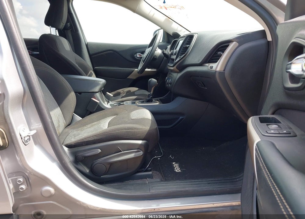 2018 JEEP CHEROKEE VIN: 1C4PJLCB5JD568524