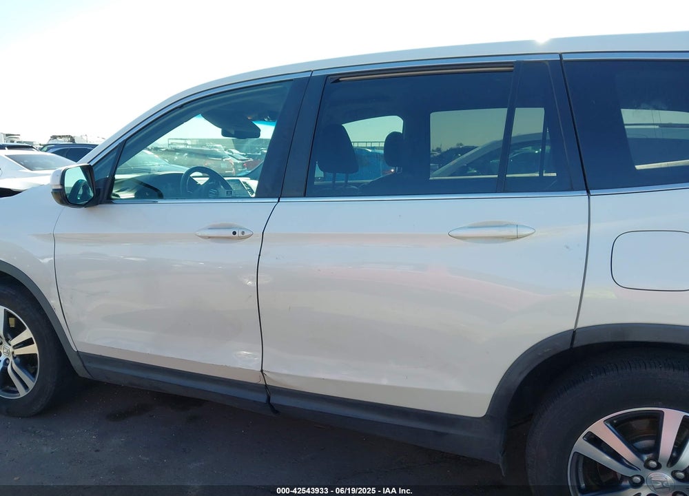 2018 HONDA PILOT VIN: 5FNYF5H50JB023800