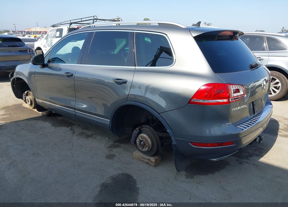 2014 VOLKSWAGEN TOUAREG VIN: WVGEP9BP2ED010847