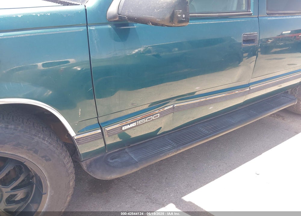 1996 GMC SUBURBAN C1500 VIN: 3GKEC16R2TG522612