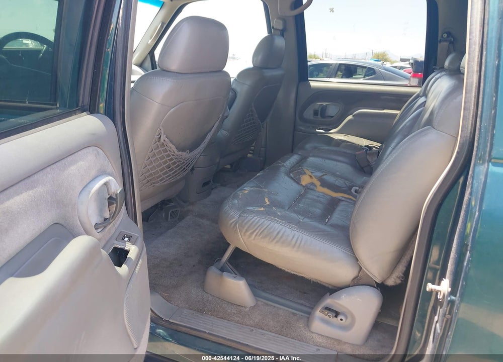 1996 GMC SUBURBAN C1500 VIN: 3GKEC16R2TG522612