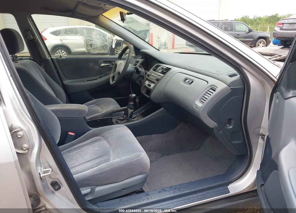 2000 HONDA ACCORD 2.3 LX VIN: 1HGCG5548YA054204