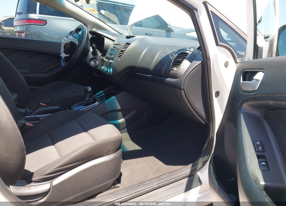 2017 KIA FORTE VIN: KNAFK5A84H5705577
