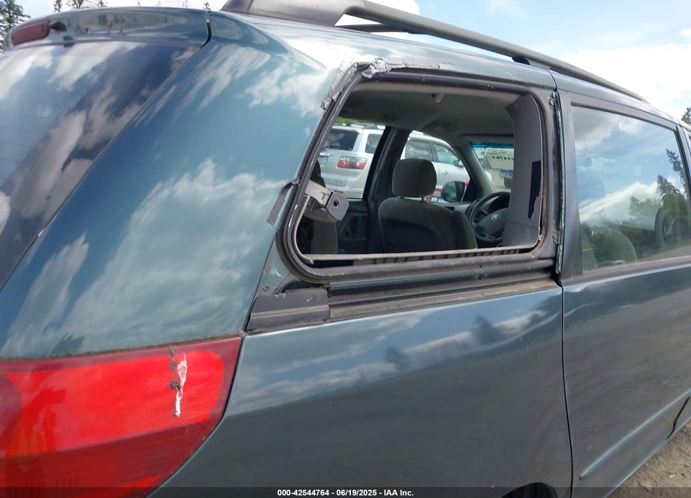 2005 TOYOTA SIENNA CE VIN: 5TDZA23C95S335574