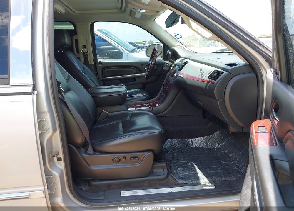 2011 CADILLAC ESCALADE ESV VIN: 1GYS3JEF0BR181757