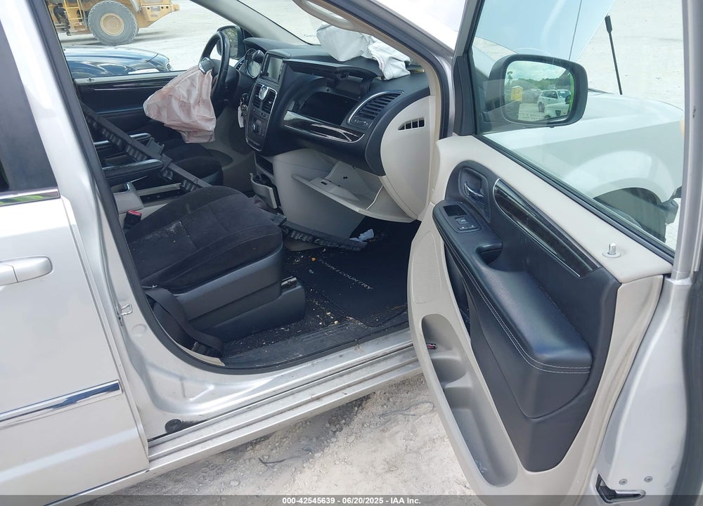 2011 CHRYSLER TOWN & COUNTRY TOURING VIN: 2A4RR5DG4BR638398