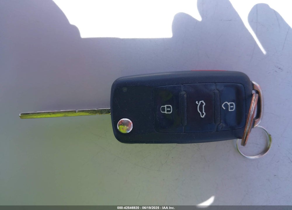 2017 VOLKSWAGEN BEETLE VIN: 3VW517AT4HM801086