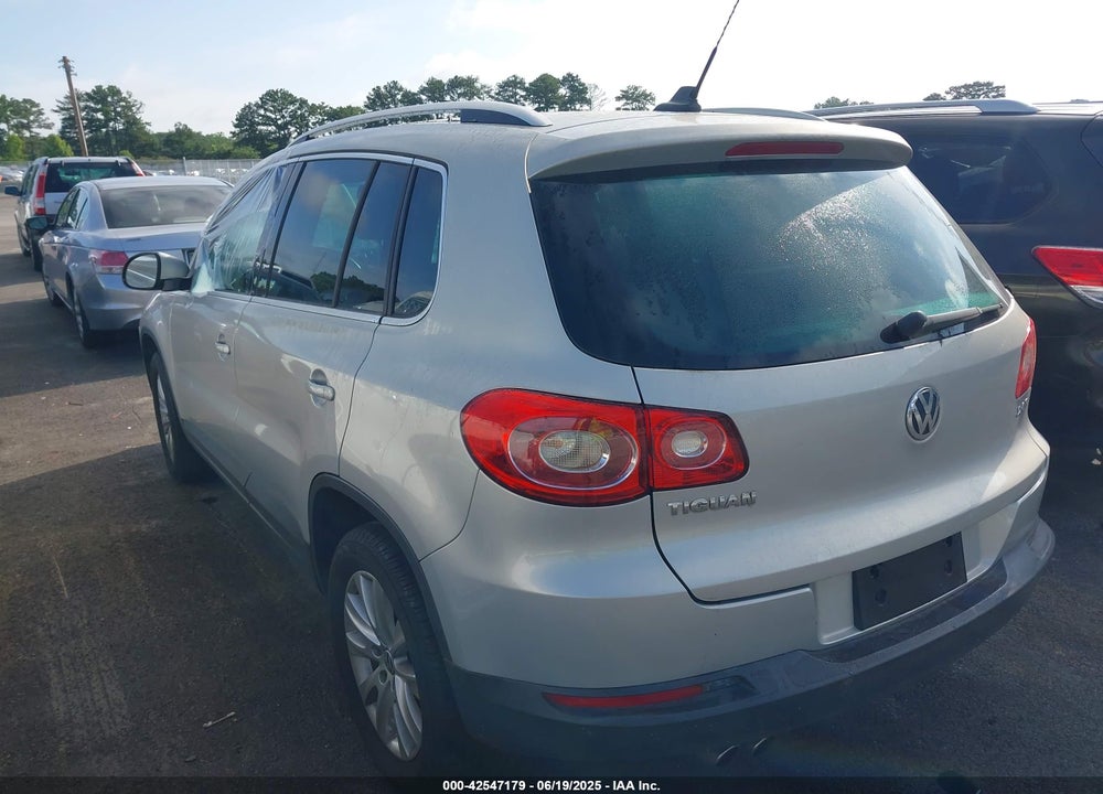 2010 VOLKSWAGEN TIGUAN VIN: WVGAV7AXXAW000155