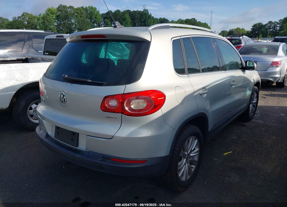 2010 VOLKSWAGEN TIGUAN VIN: WVGAV7AXXAW000155