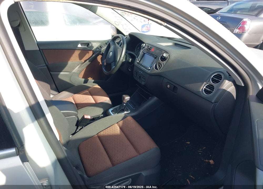 2010 VOLKSWAGEN TIGUAN VIN: WVGAV7AXXAW000155