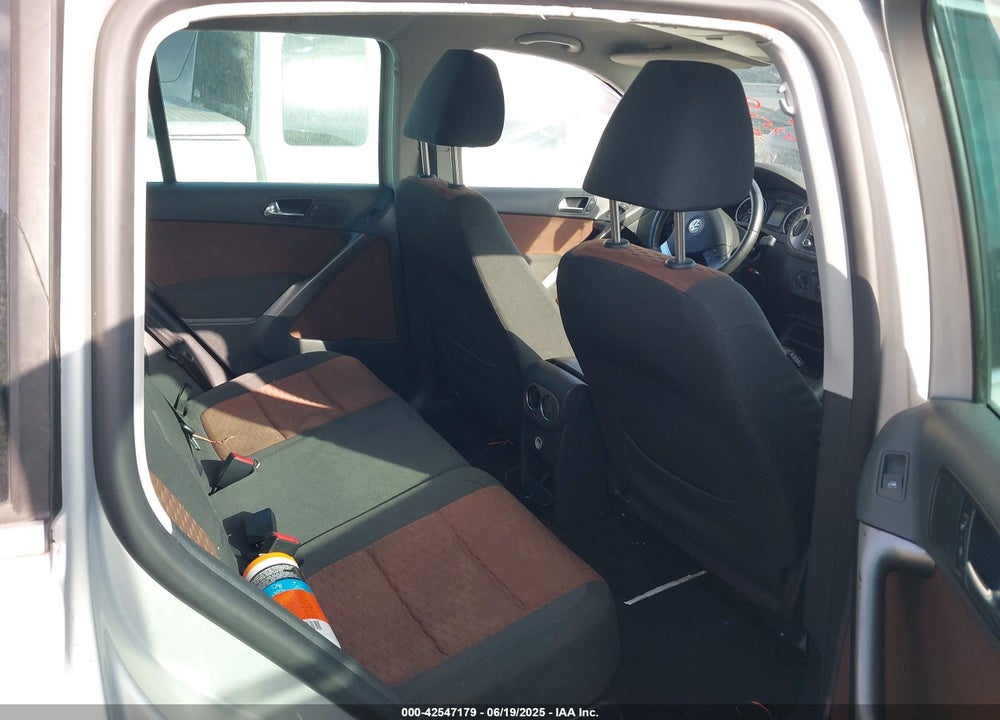2010 VOLKSWAGEN TIGUAN VIN: WVGAV7AXXAW000155