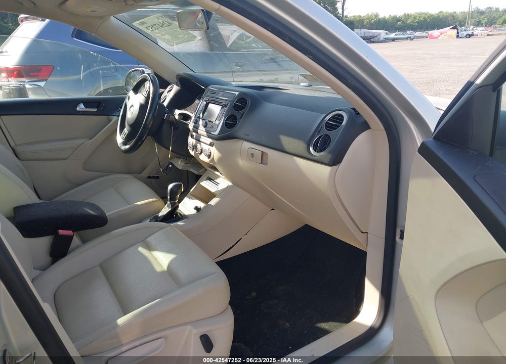2014 VOLKSWAGEN TIGUAN VIN: WVGAV3AX2EW554773