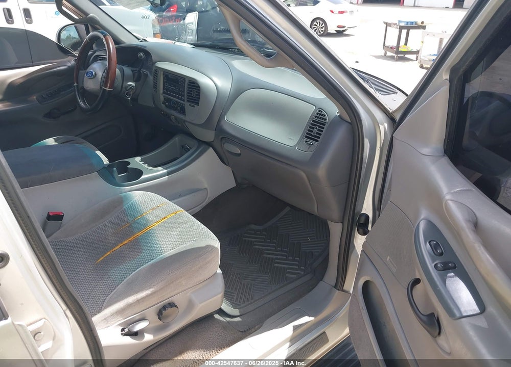 2000 FORD EXPEDITION XLT VIN: 1FMRU1563YLB25756
