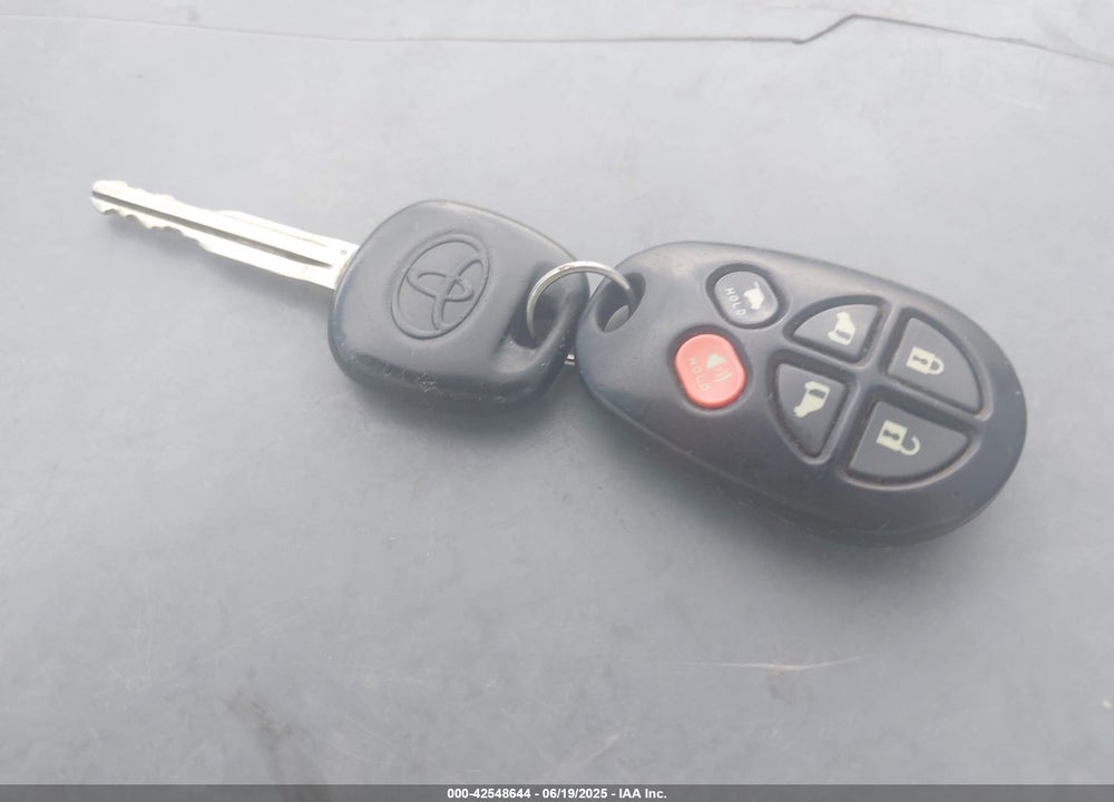 2008 TOYOTA SIENNA XLE VIN: 5TDZK22C88S210181