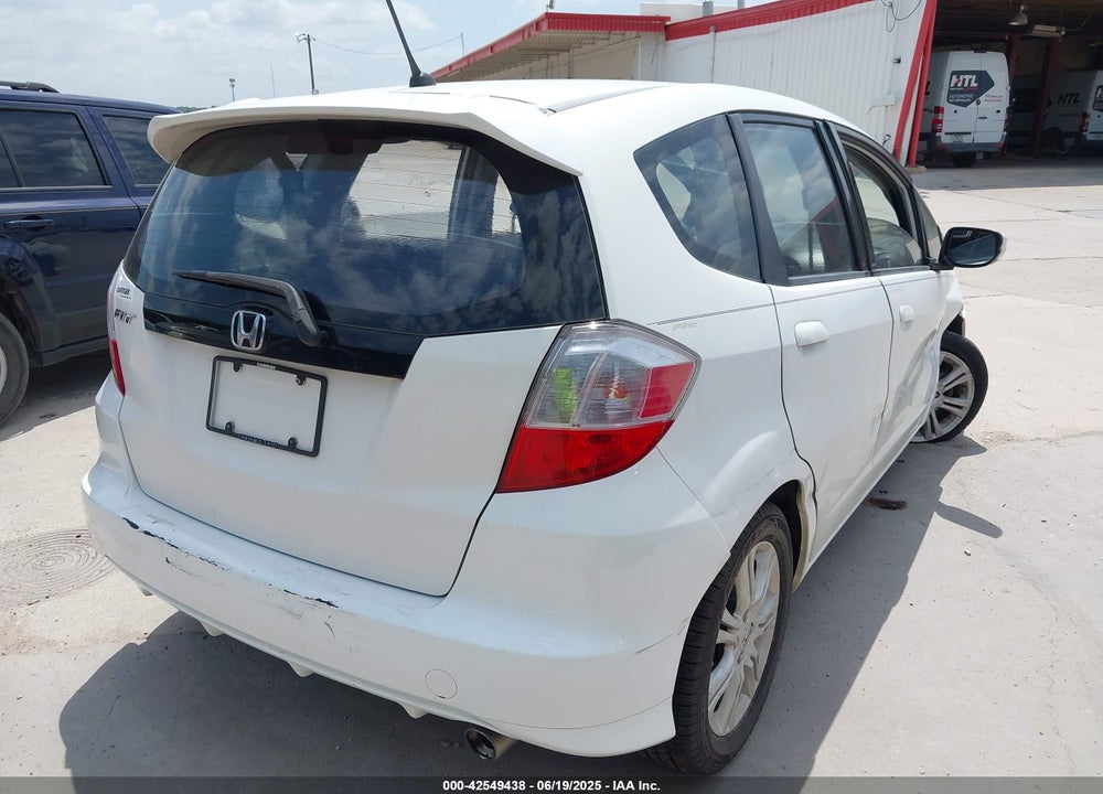 2011 HONDA FIT SPORT VIN: JHMGE8H69BC026040