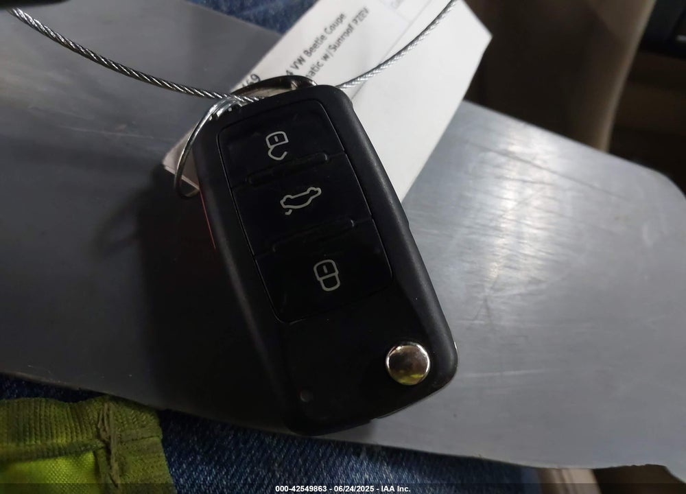 2014 VOLKSWAGEN BEETLE VIN: 3VWJ17ATXEM663919