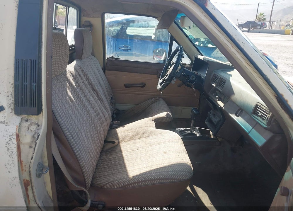 1985 TOYOTA PICKUP 1/2 TON RN55 DLX VIN: JT4RN55D7F0106536