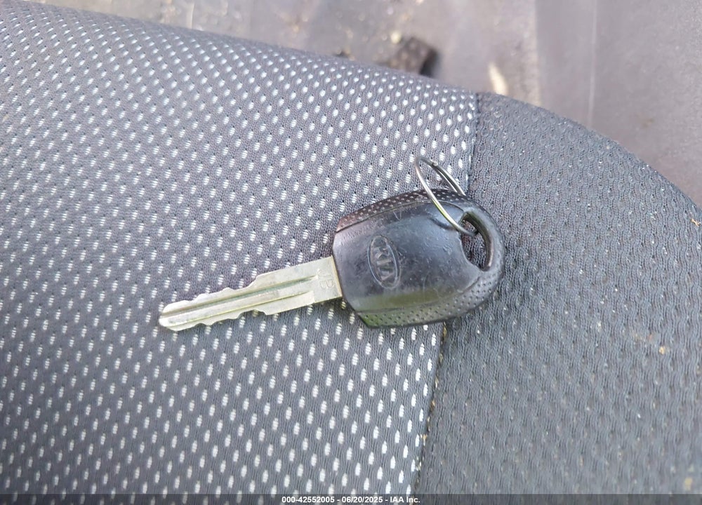 2008 KIA RIO VIN: KNADE123086382195
