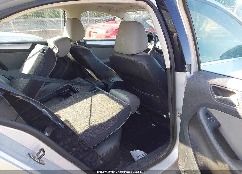 2013 VOLKSWAGEN JETTA HYBRID VIN: 3VW637AJ3DM213882