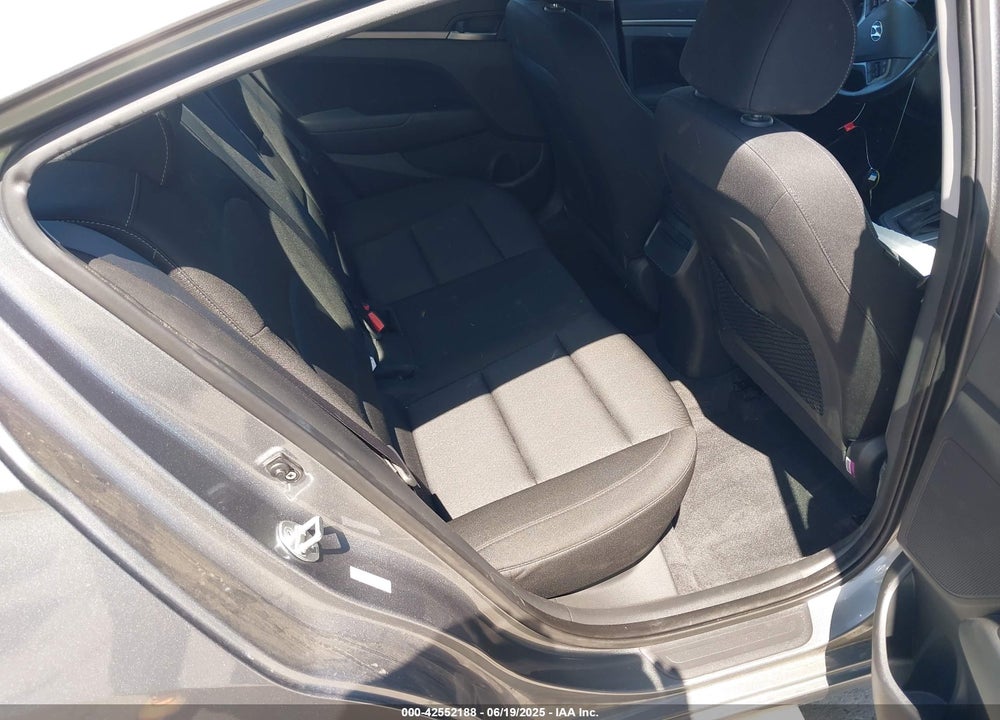 2017 HYUNDAI ELANTRA VIN: KMHD84LF0HU327211