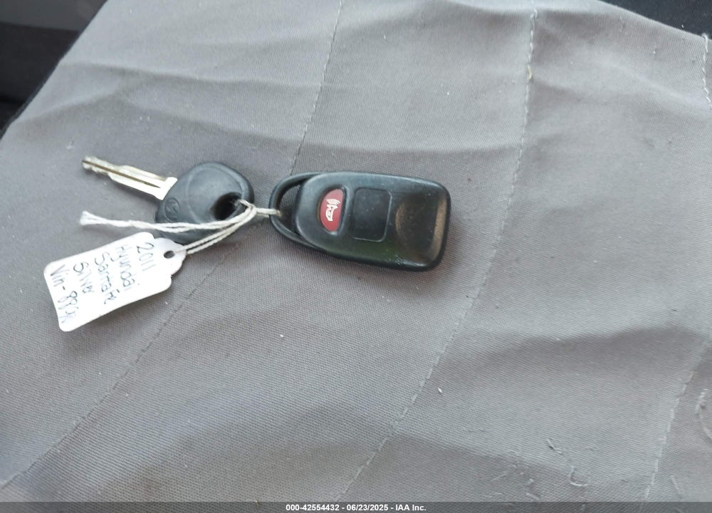 2011 HYUNDAI SANTA FE VIN: 5XYZGDAB0BG028890