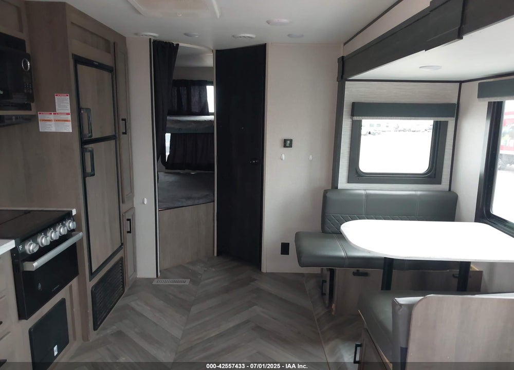2022 HIGHLAND RIDGE 39' BUMPER PULL TRAVEL TRAILER VIN: 58TB40BPXN14L3636