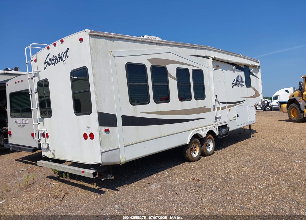 2011 CEDAR CREEK SILVERBACK SERIES M- VIN: 4X4FCRE24BS204365