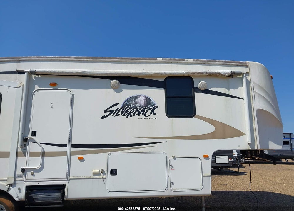 2011 CEDAR CREEK SILVERBACK SERIES M- VIN: 4X4FCRE24BS204365