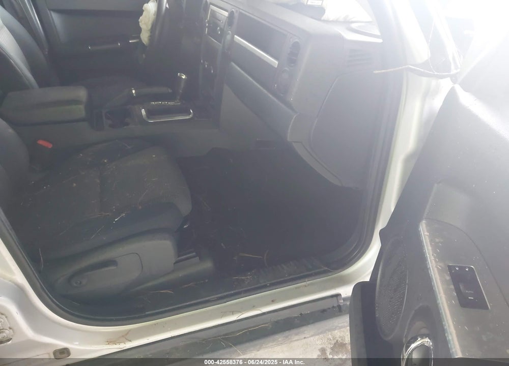 2010 JEEP COMMANDER VIN: 1J4RG4GK0AC105228