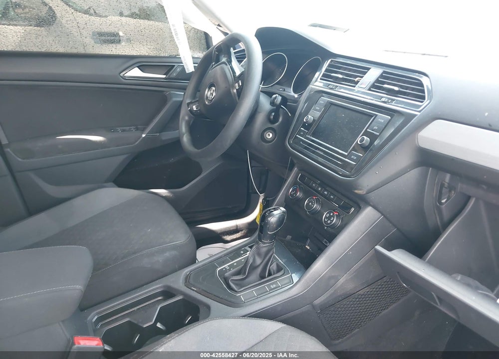 2018 VOLKSWAGEN TIGUAN VIN: 3VV1B7AX0JM028674