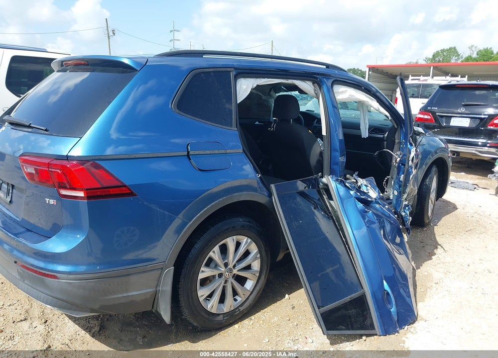 2018 VOLKSWAGEN TIGUAN VIN: 3VV1B7AX0JM028674