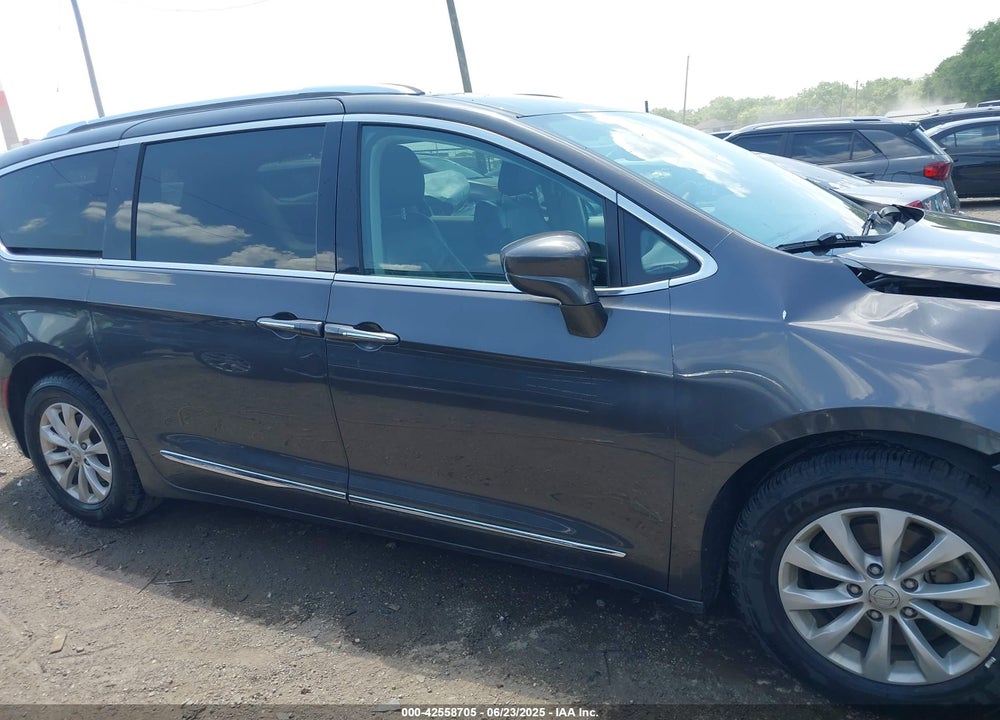 2018 CHRYSLER PACIFICA TOURING L VIN: 2C4RC1BGXJR152017