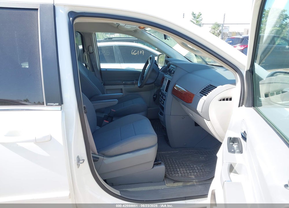 2009 CHRYSLER TOWN & COUNTRY LX VIN: 2A8HR44E99R616054