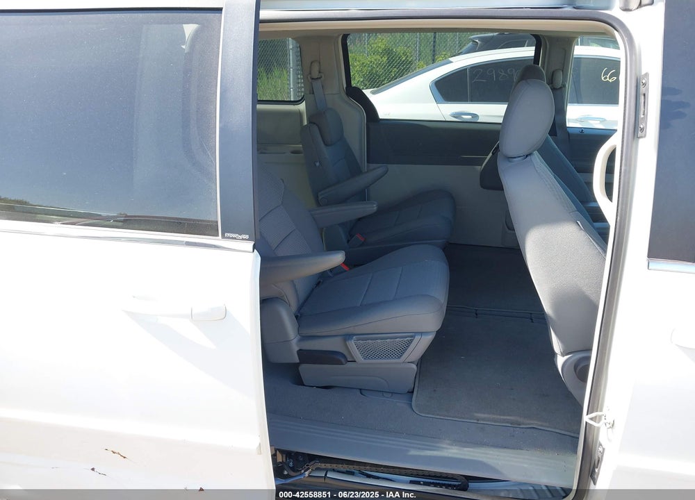 2009 CHRYSLER TOWN & COUNTRY LX VIN: 2A8HR44E99R616054