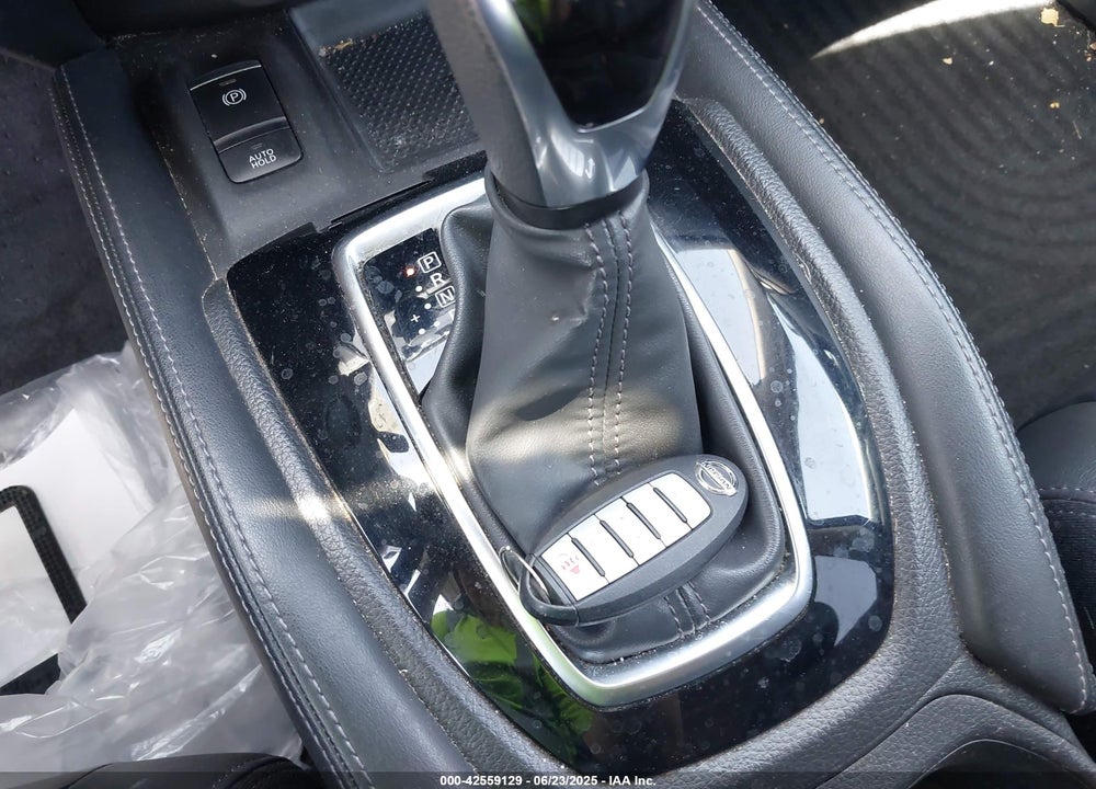2018 NISSAN ROGUE VIN: JN8AT2MV6JW327096