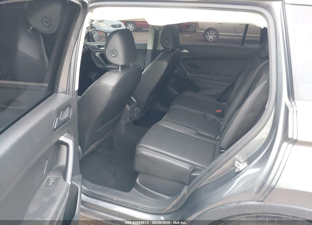 2018 VOLKSWAGEN TIGUAN VIN: 3VV2B7AX1JM166258