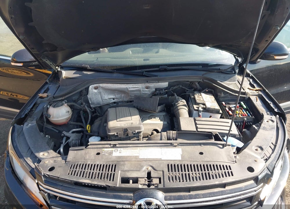 2017 VOLKSWAGEN TIGUAN VIN: WVGSV7AX8HK028638