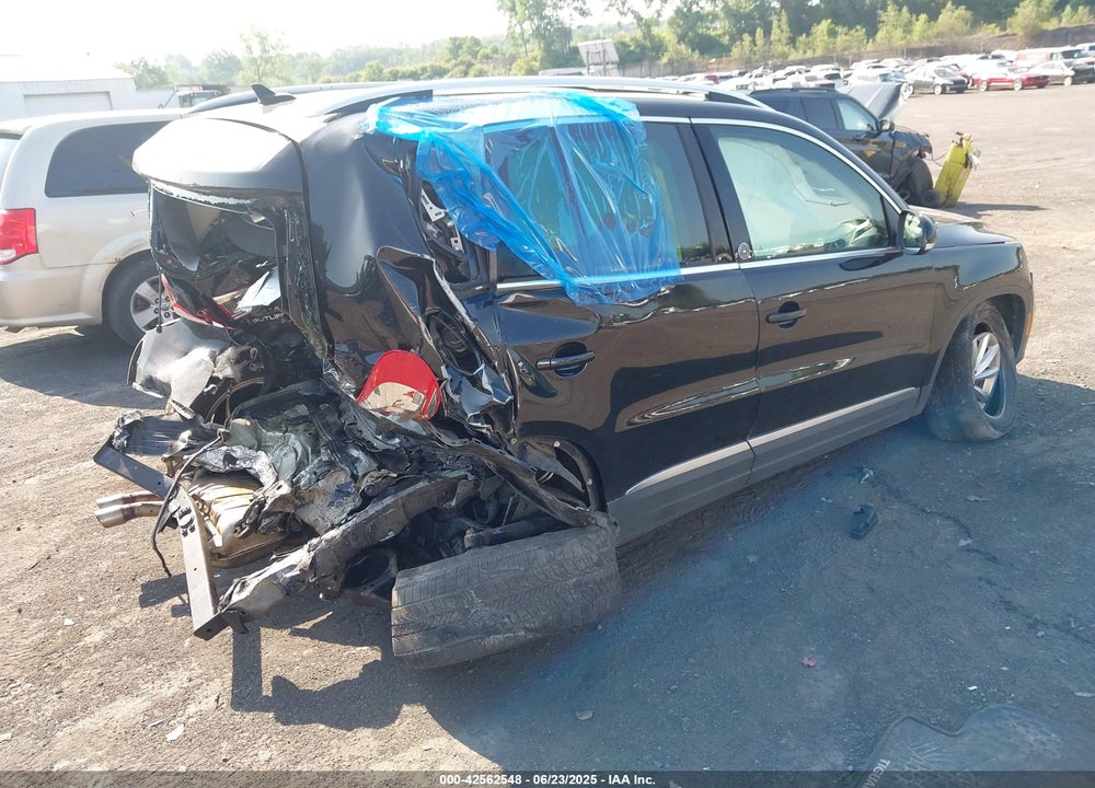 2017 VOLKSWAGEN TIGUAN VIN: WVGSV7AX8HK028638