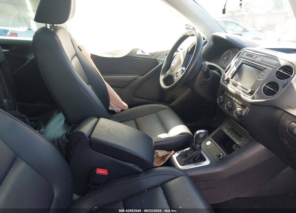 2017 VOLKSWAGEN TIGUAN VIN: WVGSV7AX8HK028638